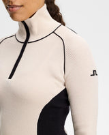 J.Lindeberg Valley Knitted Rib Quarter Zip dam i moonbeam beige med stickad ribb och dragkedja.