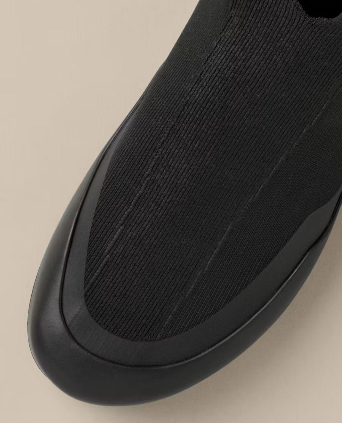 Närbild på Arc'teryx Kragg Mid Men i svart, som visar den slitstarka gummiförsedda tån och stickade ovandelen.