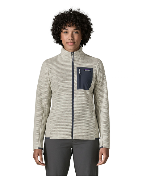 Patagonia R1 Air Jacket Women i färg Birch White visad framifrån på modell.