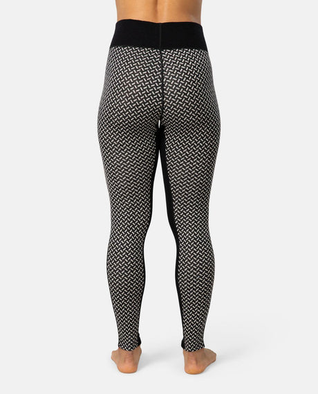Kari Traa Smekker High Waist Pants i svart visade bakifrån, ett mjukt merinoullunderställ för skidåkning.