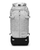 D_b_ Snow Pro Backpack 25L White Noise - Vit skeryggsäck med digitalt mönster och svarta detaljer nerntill.