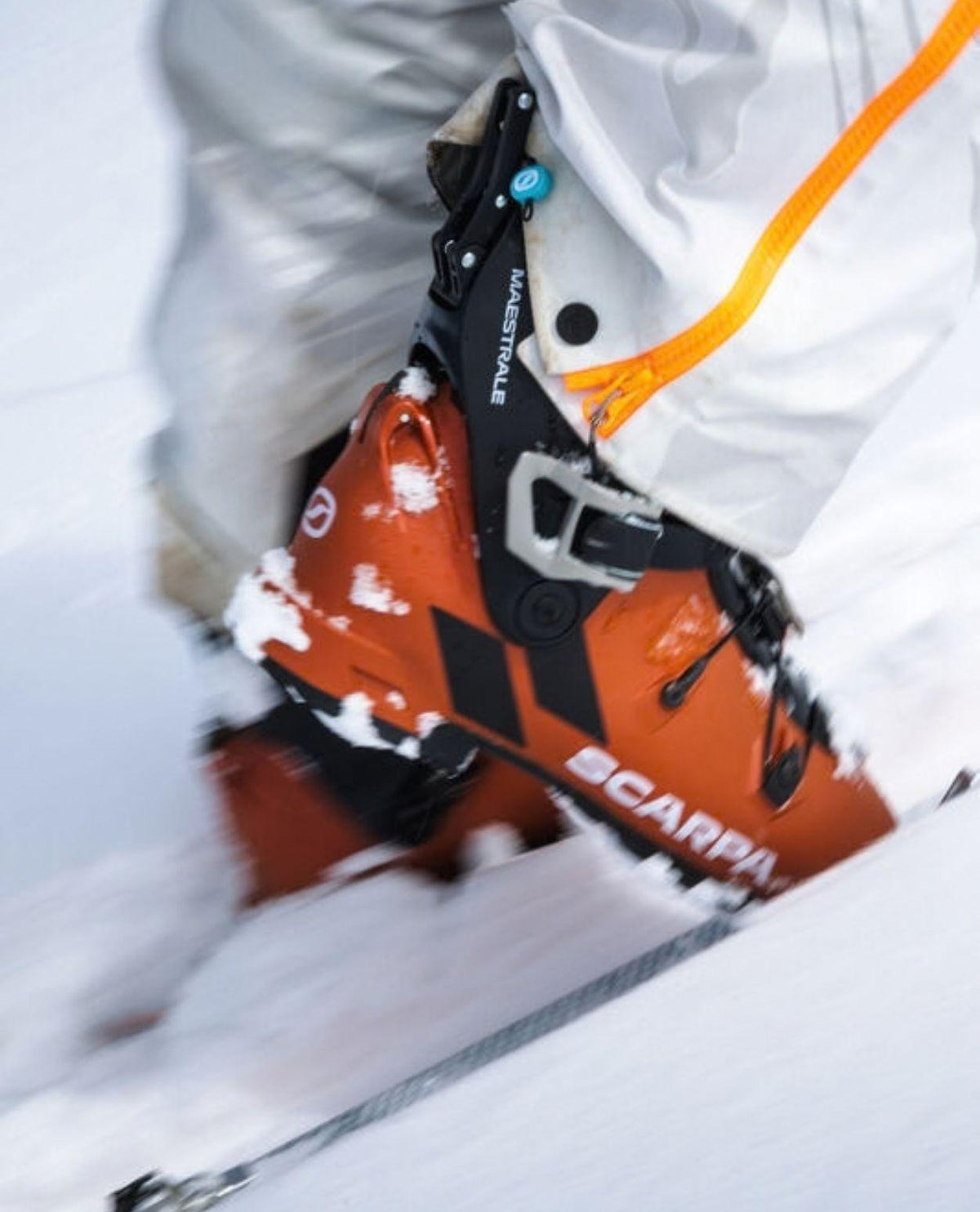 Scarpa Maestrale 26/27 toppturspjäxa i orange och svart färg vid skidåkning i snö