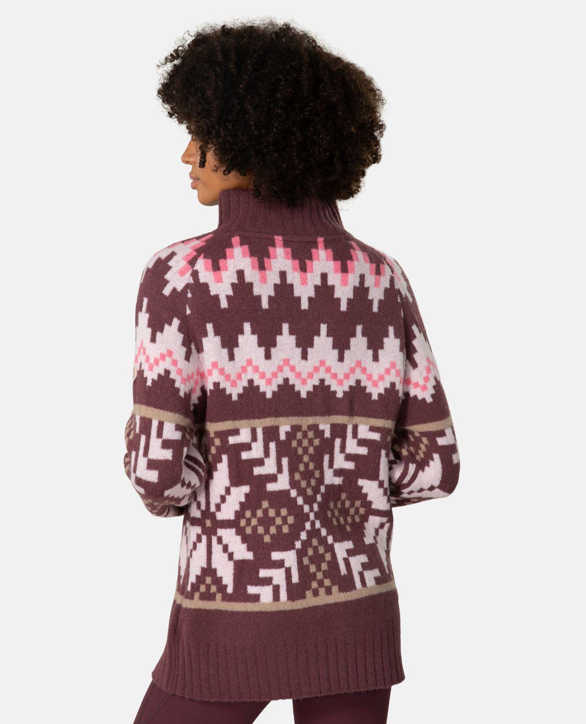 Kari Traa Amelia Knit i färgen Cocoa Powder visad bakifrån med sitt norska mönster och höga krage.