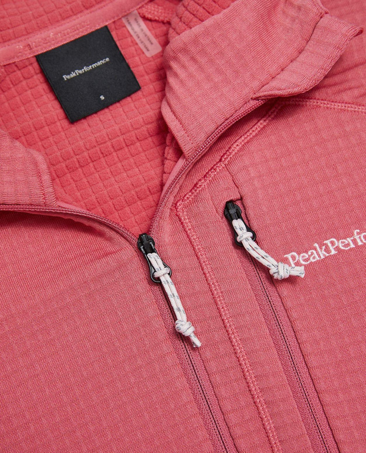 Peak Performance Trail Polartec Zip Hood Women i färg Mountain Blush - Detaljbild på krage och bröstficka