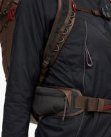 Klättermusen Gyme Backpack 25L i Slate Brown visar axelremmar och höftbälte på topptursryggsäcken.