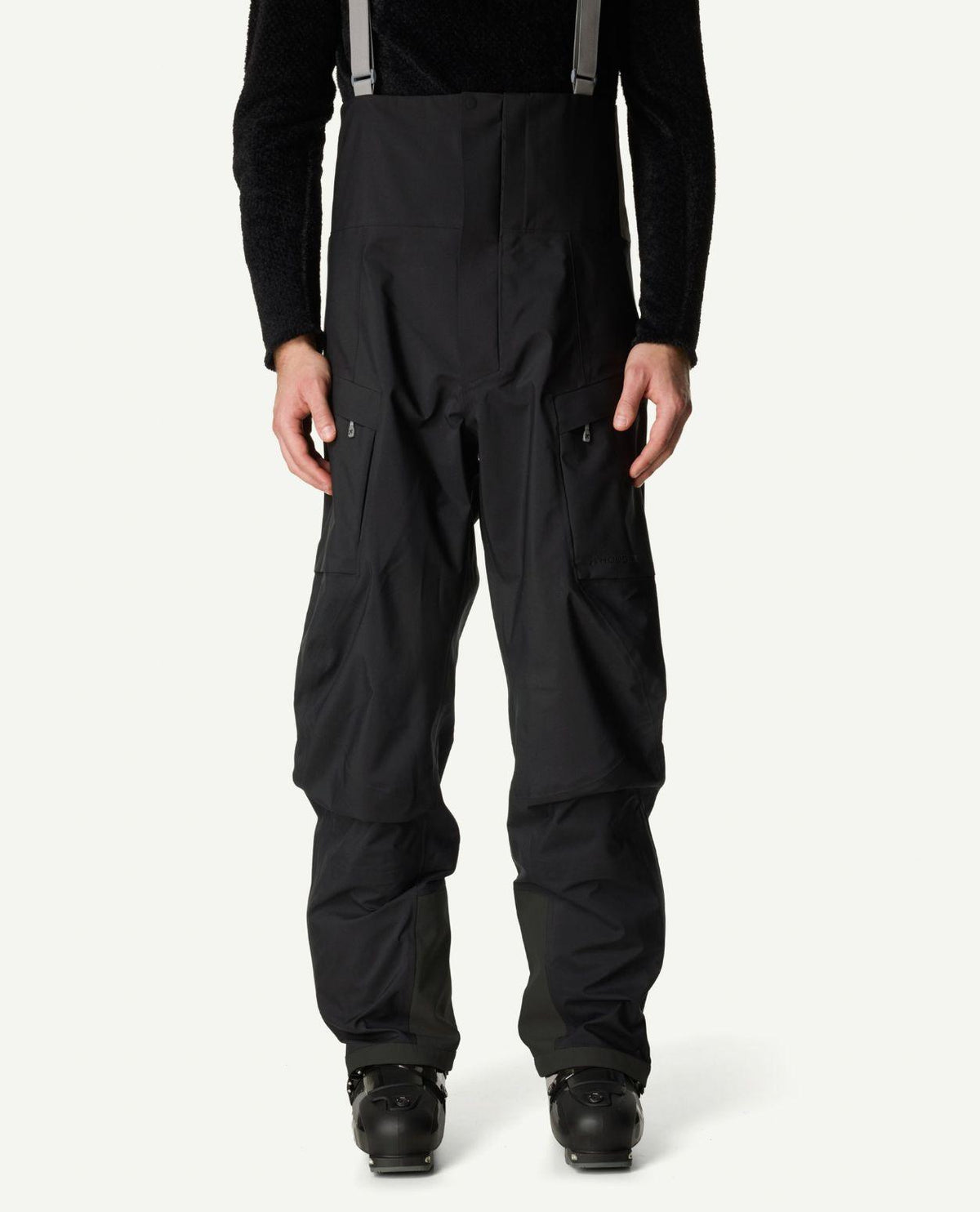 Houdini Rollercoaster Bib Pants II i svart med hängslen för herrar framifrån.