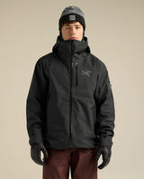 Man i svart Arc'teryx Sabre Jacket skidjacka med väderbeständigt material och huva.
