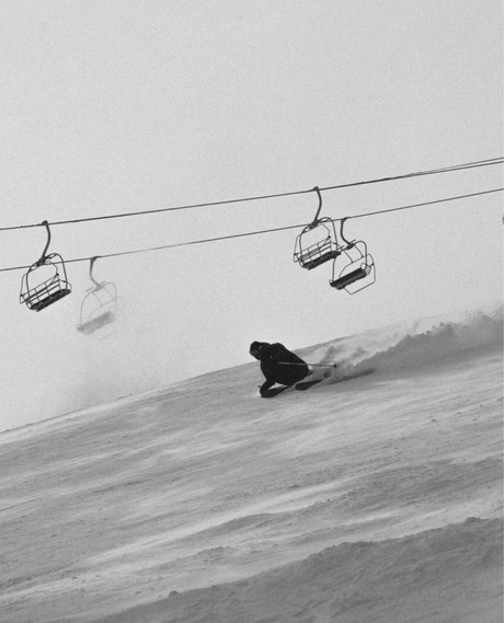 Skidåkare som svänger i pisten under skidliftar på Armada ANTIMATTER 92 allmountainskidor.