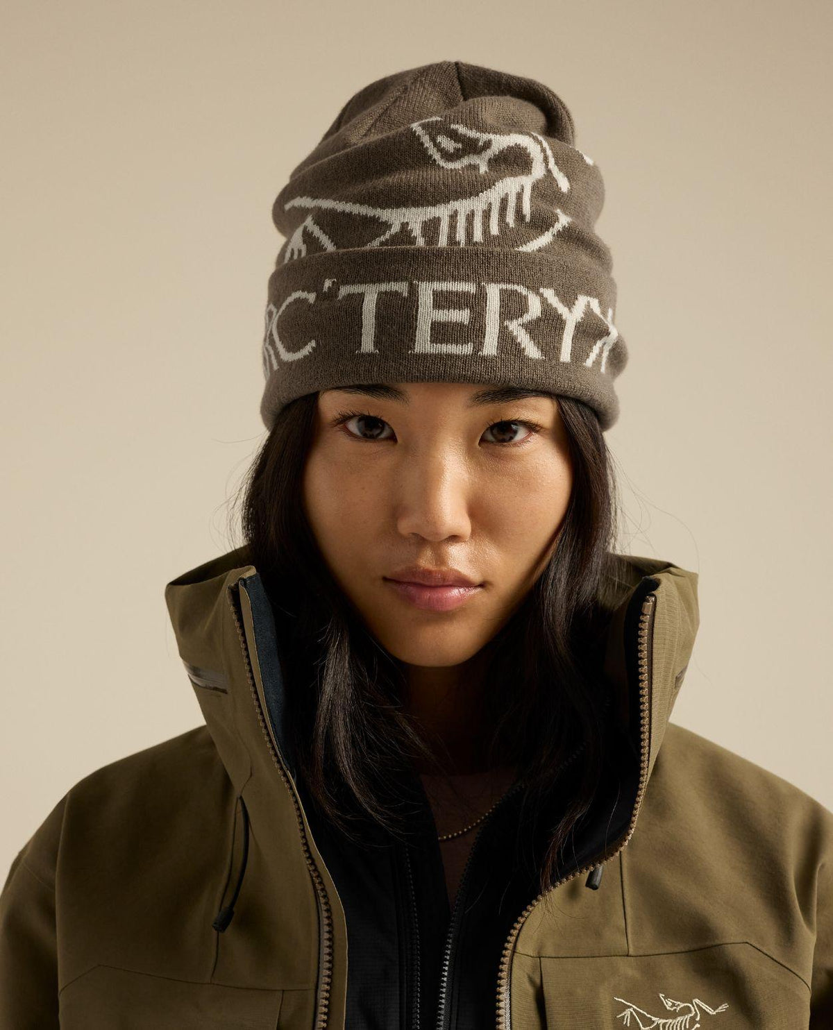 Arc'teryx Bird Word Toque - Mongoose/Sea Salt på modell - Alpingaraget