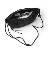 D_b_ Roamer Pro Sling Bag 6L i svart med öppet fack som visar organiserad packning och kameratillbehör.