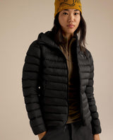 Arc'teryx Cerium Hoody Women i svart bärs av en modell med gul mössa.