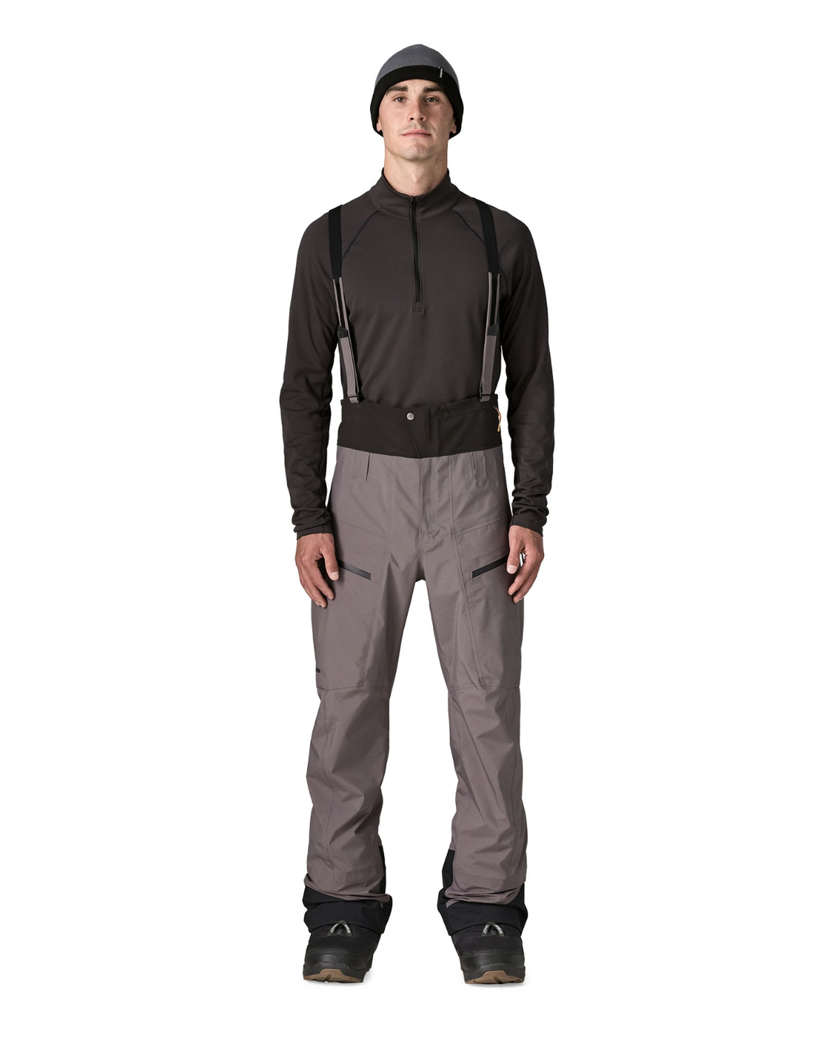 Man i grå skidbyxor av modell Patagonia PowSlayer Bibs Men i färg May Grey