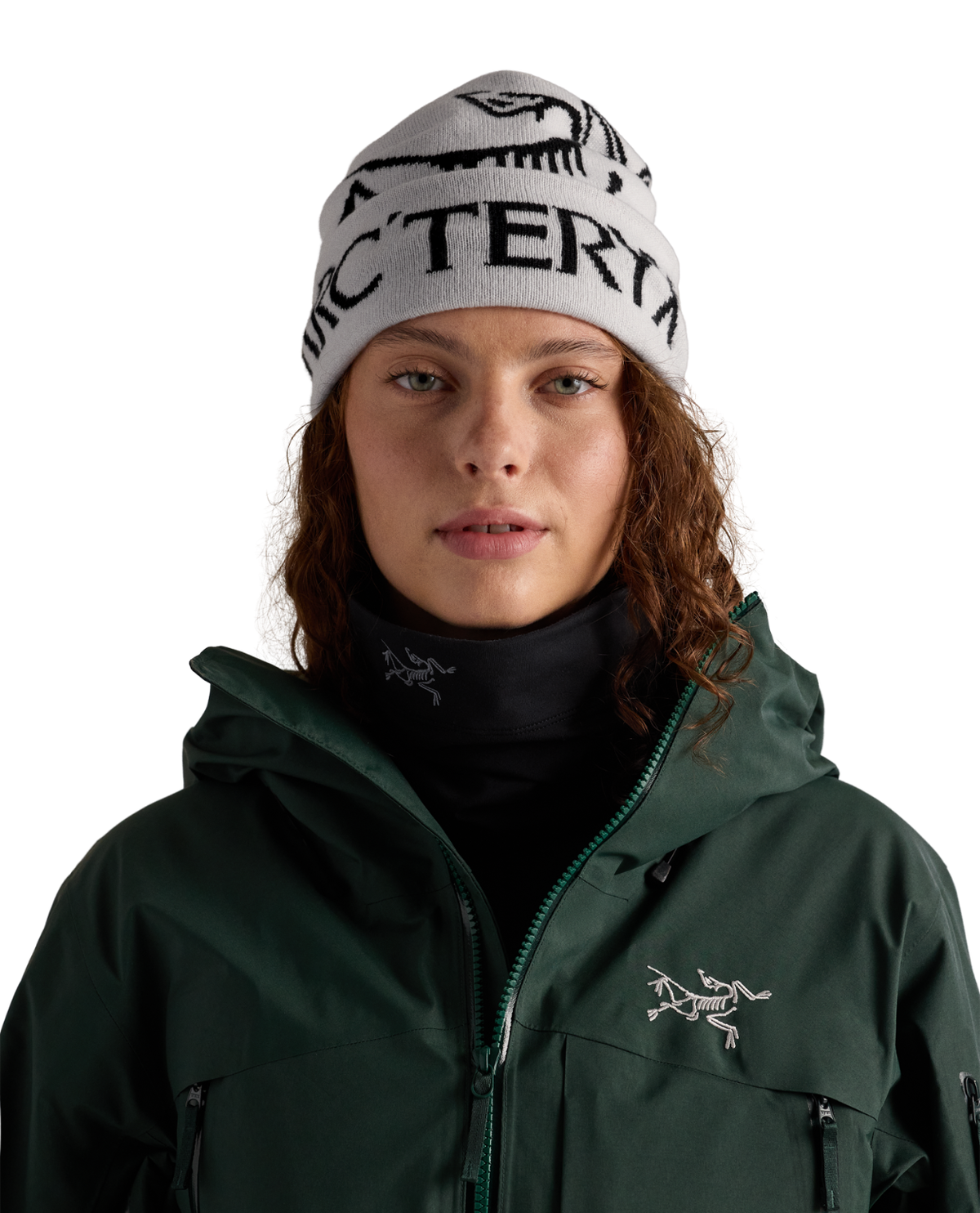 Arc'teryx Bird Word Toque - Orca mössa på modell i mörkgrön skidjacka.