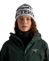 Arc'teryx Bird Word Toque - Orca mössa på modell i mörkgrön skidjacka.