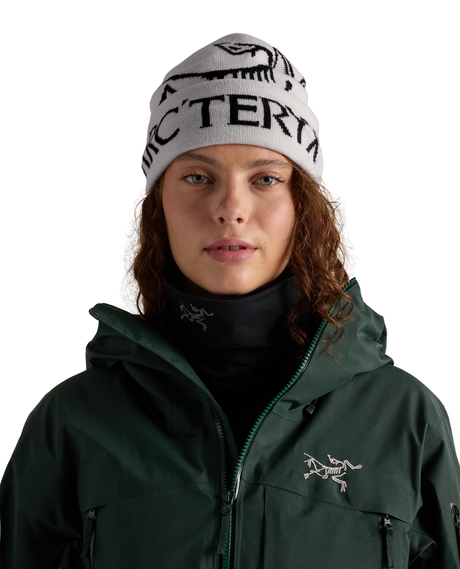 Arc'teryx Bird Word Toque - Orca mössa på modell i mörkgrön skidjacka.
