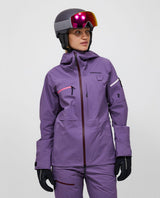 Skidåkare i lila Peak Performance Alpine Gore-Tex 3L Jacka och skidbyxor.