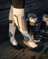 Falke SK4 Advanced damstrumpor i off-white färg som visar passformen tillsammans med pjäxor.
