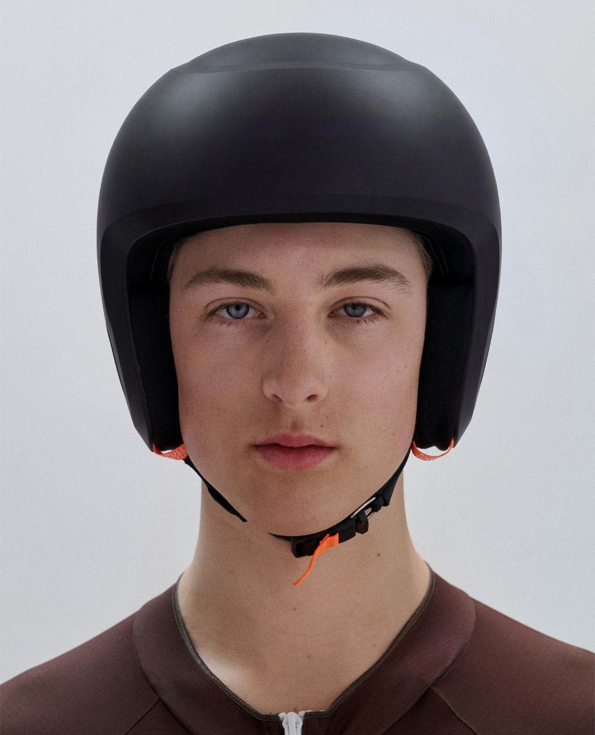 Alpinåkare som bär tävlingshjälmen POC Skull Dura X MIPS i färgen Uranium Black Matt.