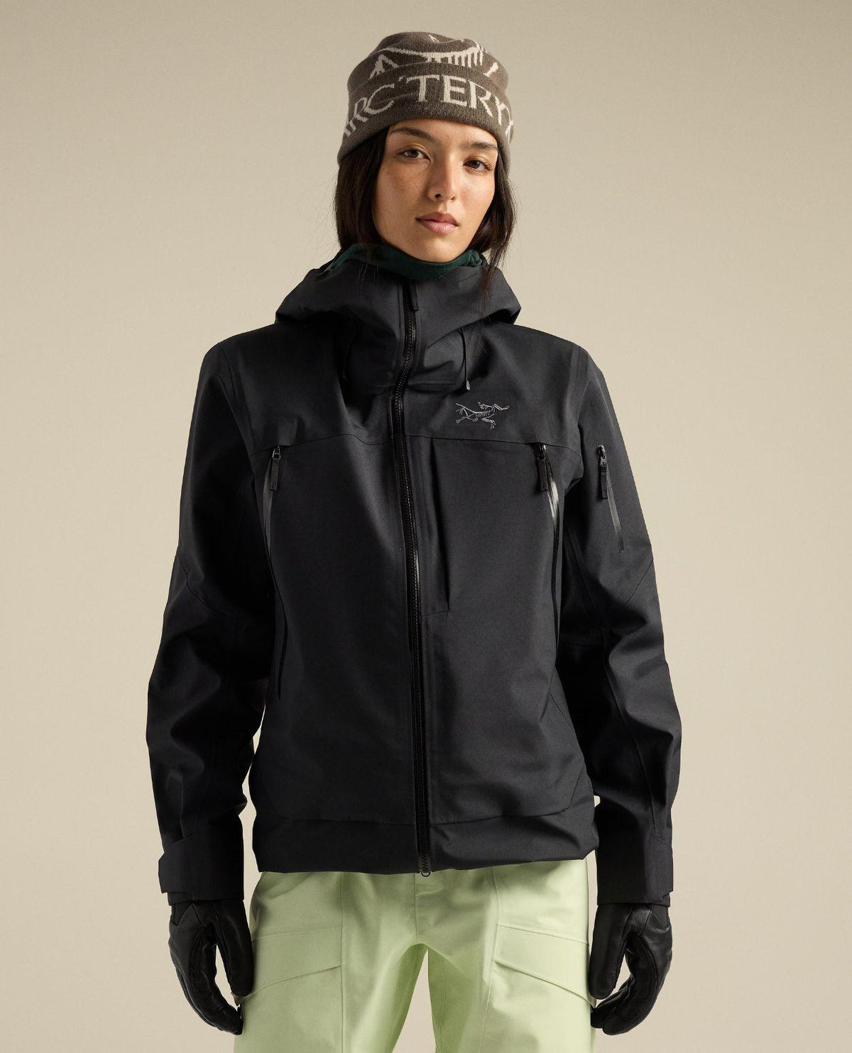 Arc'teryx Sentinel Jacket Women - Svart skidjacka med GORE-TEX som visar dammodellens passform framifrån.