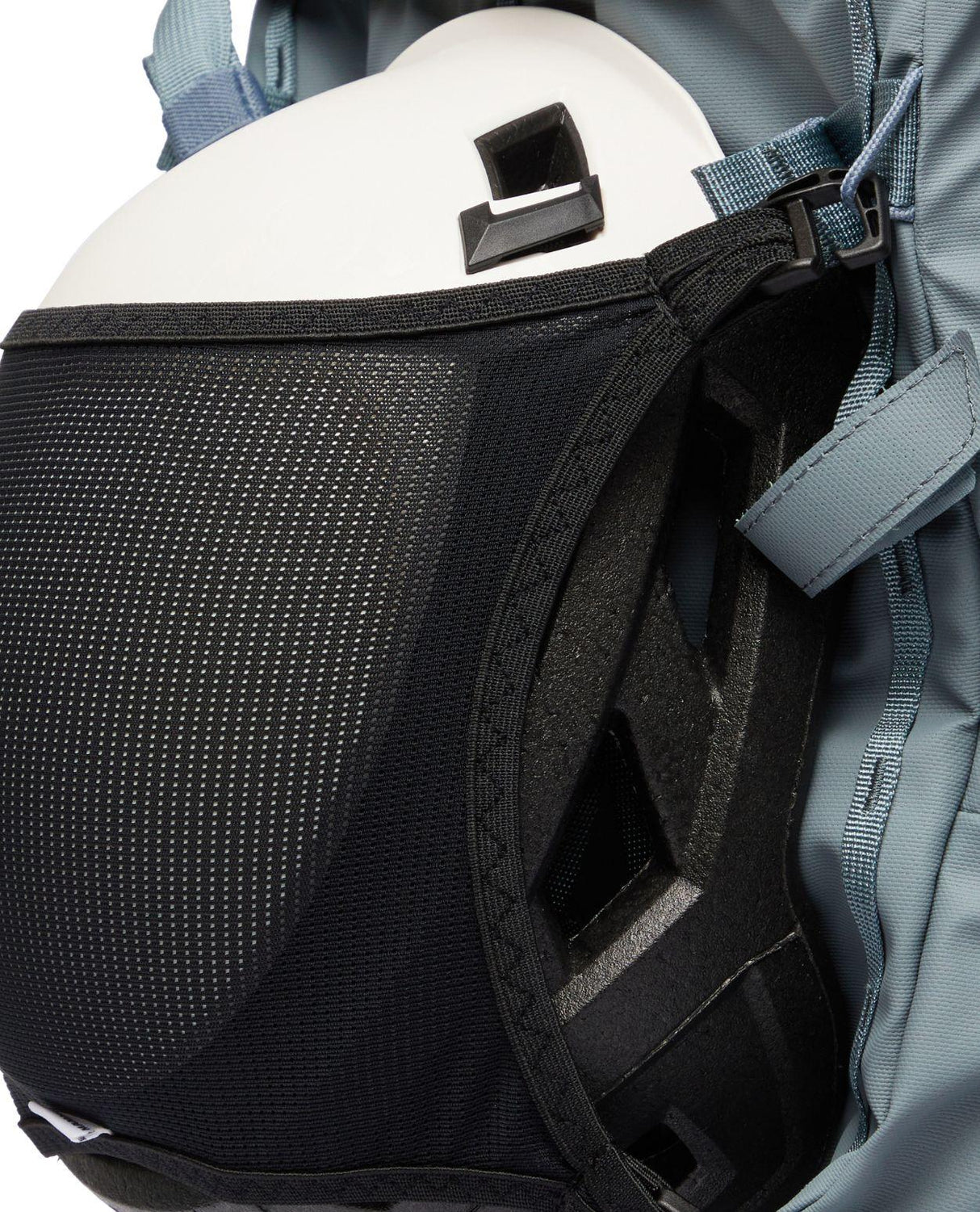 Mammut Nirvana 28 - Strata-Black hjälmhållare i detalj - Alpingaraget