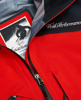 Närbild på Peak Performance 40Y Alpine Gore-Tex skidjackans jubileumsetikett i rött och svart.