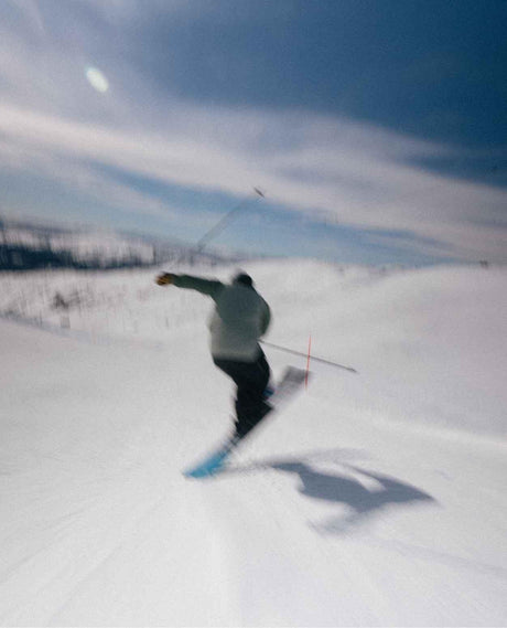Skidåkare i rörelse i soligt snölandskap under utförsåkning med Extrem Factory 96 allmountainskidor.