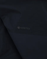 Närbild på den svarta skidbyxans Gore-Tex-logotyp för damer från Peak Performance.