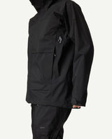 Houdini Rollercoaster Jacket II dam i svart med fokus på bröstficka och detaljer från sidan.