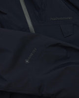 Närbild på Peak Performance Alpine Gore-Tex Insulated Jacket Dam i svart, som visar Gore-Tex-logotypen på ärmen.
