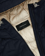 Peak Performance Helium Utility Down Hood Jacket i svart med sandfärgat foder och inneretikett med logotyp.