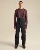 Manlig skidåkare iförd svarta hängselbyxor av modellen Arc'teryx Rush Bib Men.