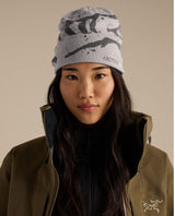 Arc'teryx Grotto Toque i grått mönster på modell - Alpingaraget