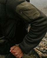 Arc'teryx Covert Cardigans armficka med dragkedja och broderad logotyp i färgen Mongoose Heather.