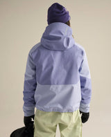 Bakifrånvy av damens skidjacka Arc'teryx Sidewinder Jacket i lila färgsättning med uppfälld huva.