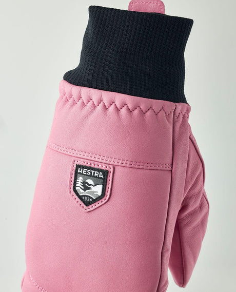 Hestra Omni Mitt - Rosa skidtumlare i skinn med svart ribbad mudd och Hestra-logotyp.