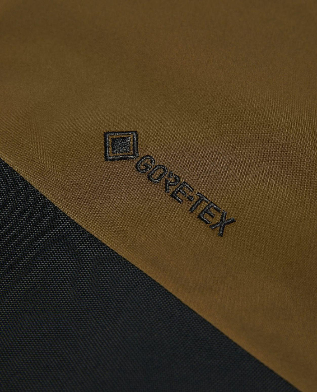 Gore-Tex-logotyp på Peak Performance Alpine Gore-Tex 3L Pants i färgen Meadow Moss.