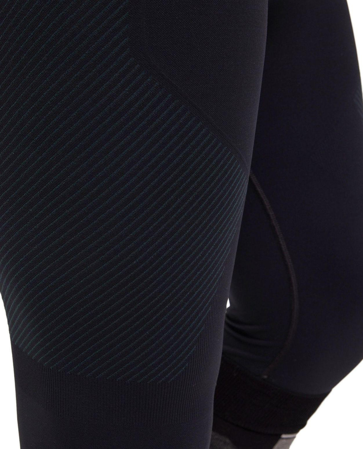 Närbild som visar det svarta, ribbade funktionsmaterialet på Falke Warm Long Tights för herrar.