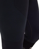 Närbild som visar det svarta, ribbade funktionsmaterialet på Falke Warm Long Tights för herrar.