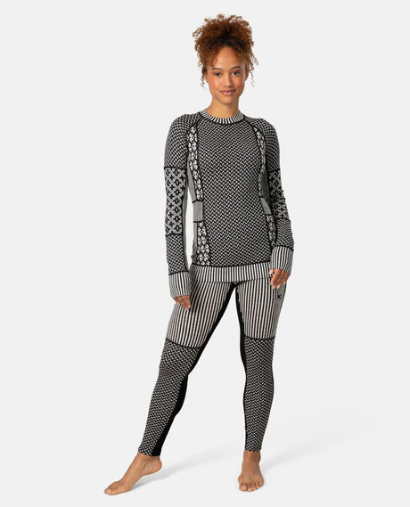 Kari Traa Smekker High Waist Pants i svart och matchande underställströja som bärs av modell i studio.