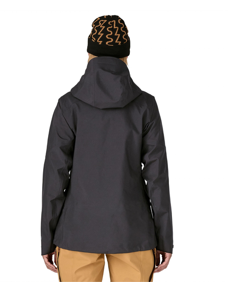 Patagonia PowSlayer Jacket Women - Black, visad bakifrån på skidåkare.