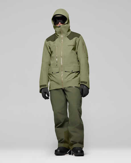 Norrøna Tamok dri3 Jacket Men i Olive Night och Deep Lichen Green, en grön skidjacka för herr.