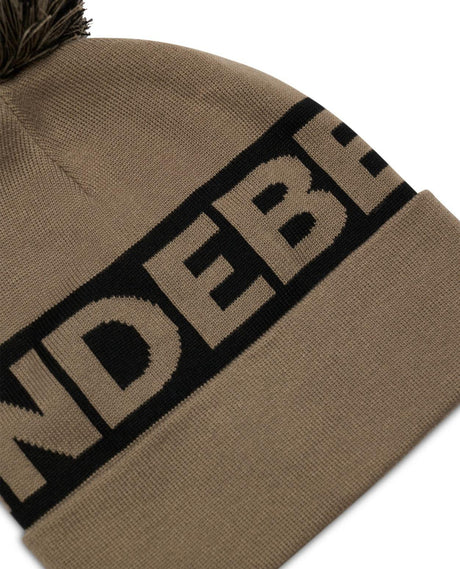 Närbild på J.Lindeberg Tilo Beanie i brun färg med tydlig svart logotyp och tofs.