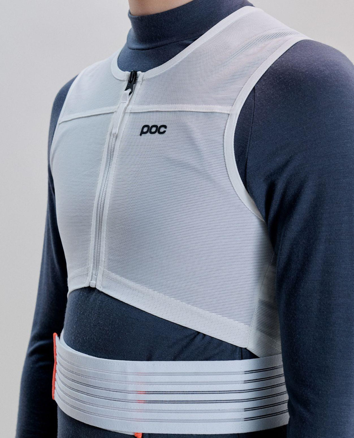POC VPD Max Race Vest ryggskydd i vitt på modell, visande frontdetaljer.