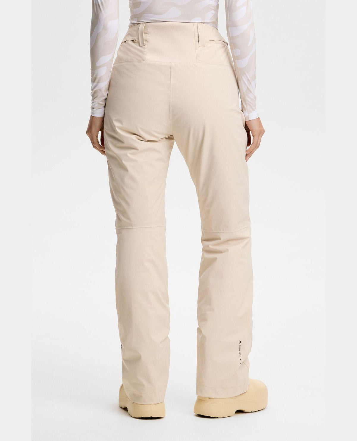 J.Lindeberg Elara Pant Women i färg Moonbeam visade bakifrån på modell.