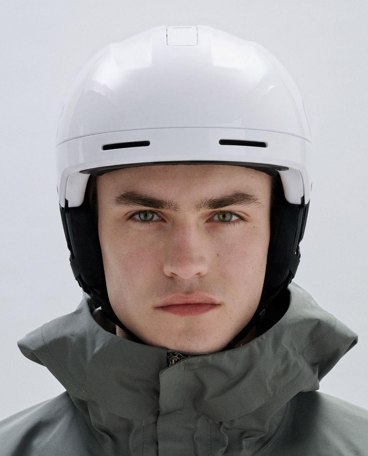 Skidåkare i porträttbild framifrån som bär en vit POC Arcus skidhjälm i färgen Hydrogen White.