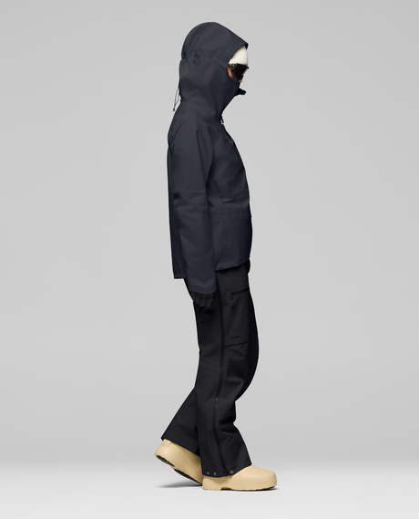 Norrøna Lofoten Gore-Tex Pro Jacket Women i svart färg, visad från sidan på en modell.