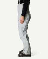 Houdini Rollercoaster Bib Pants II i grå färg för herrar, sedda från sidan.