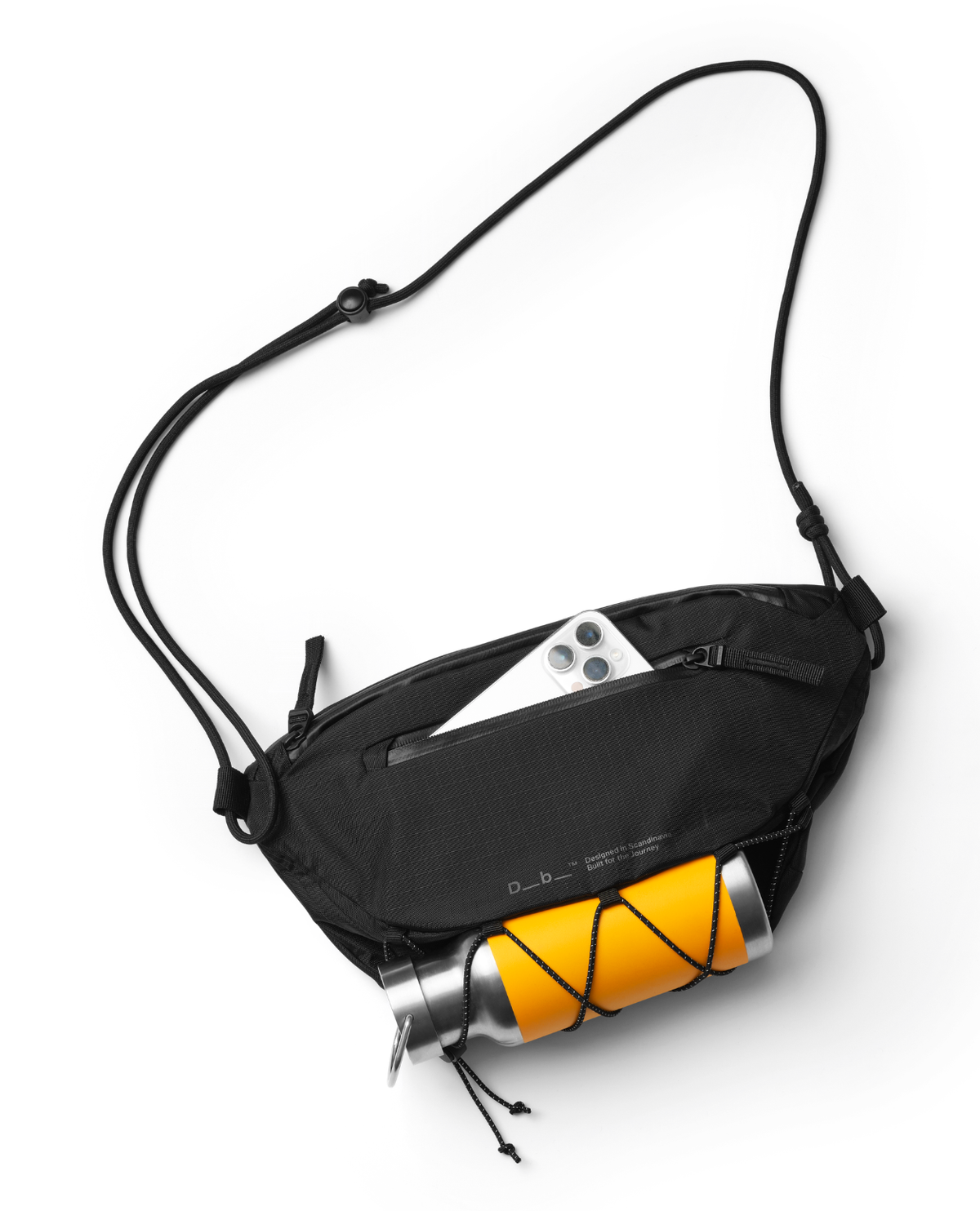 Svart D_b_ Roamer Pro Sling Bag 6L med justerbar rem, en mobil i fickan och en gul vattenflaska fastspänd på utsidan.