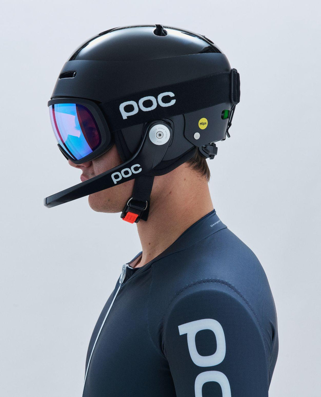 Skidåkare i profil iförd svart POC Fovea-goggles med blå lins och matchande hjälm.