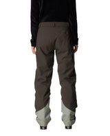 Bakifrånvy av Houdini Ride Insulated Pants dam i färgen grön illusion, som visar byxornas passform och detaljer.